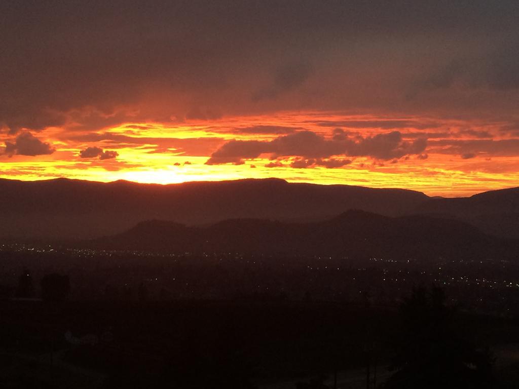 Acker Vacation Rentals Kelowna Exteriör bild