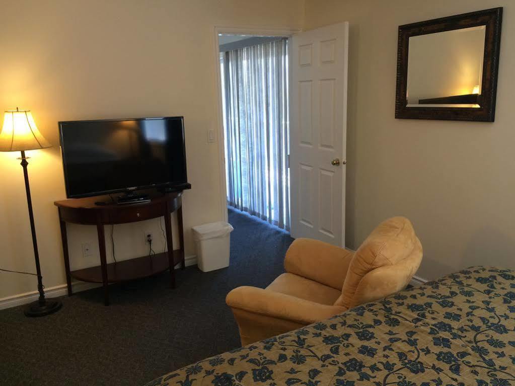 Acker Vacation Rentals Kelowna Exteriör bild