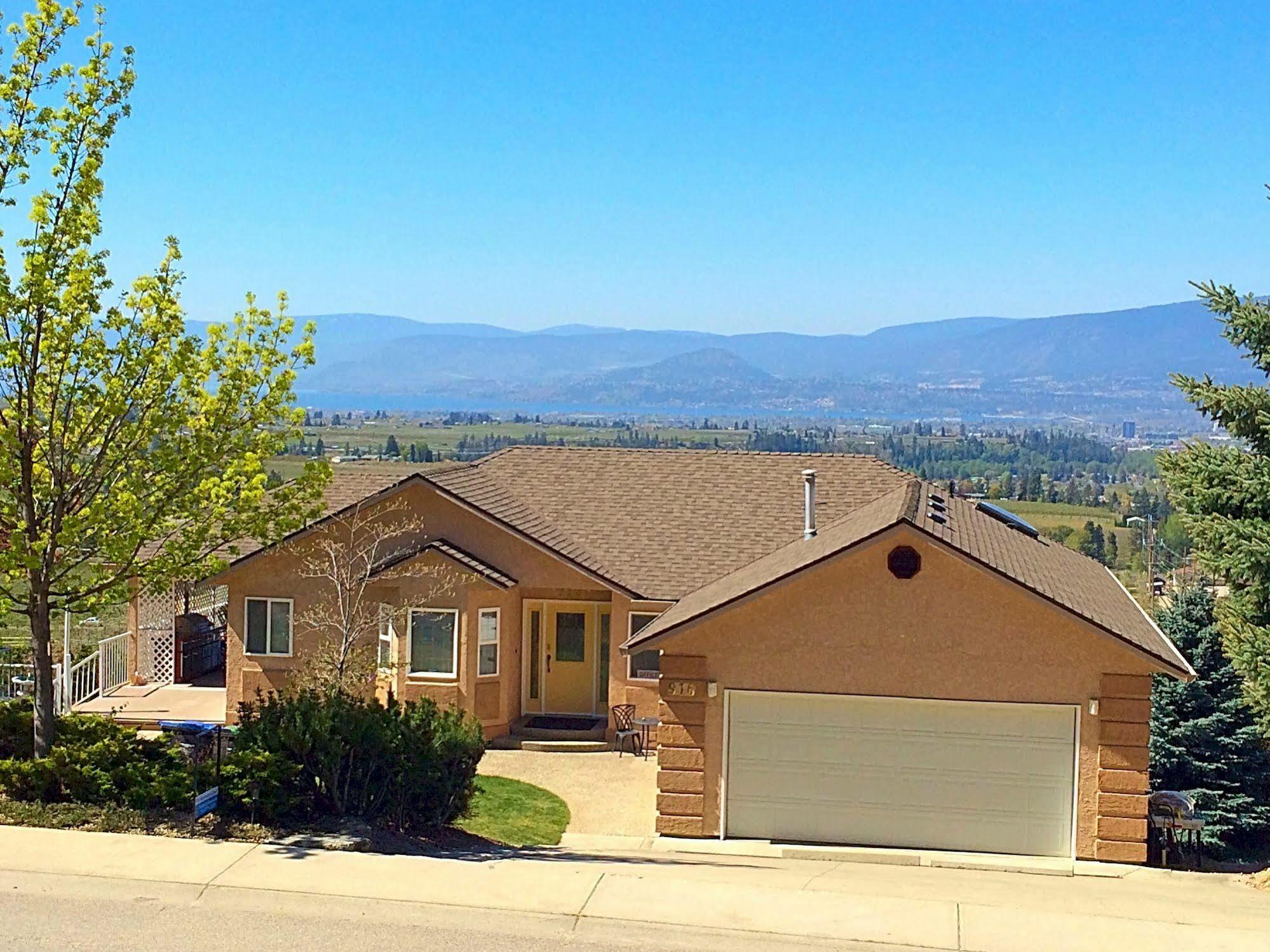 Acker Vacation Rentals Kelowna Exteriör bild
