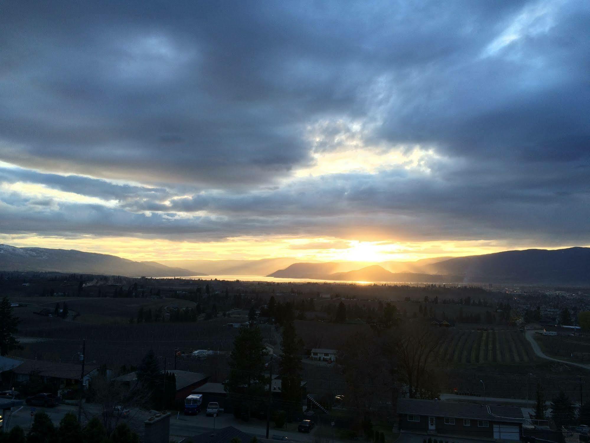 Acker Vacation Rentals Kelowna Exteriör bild