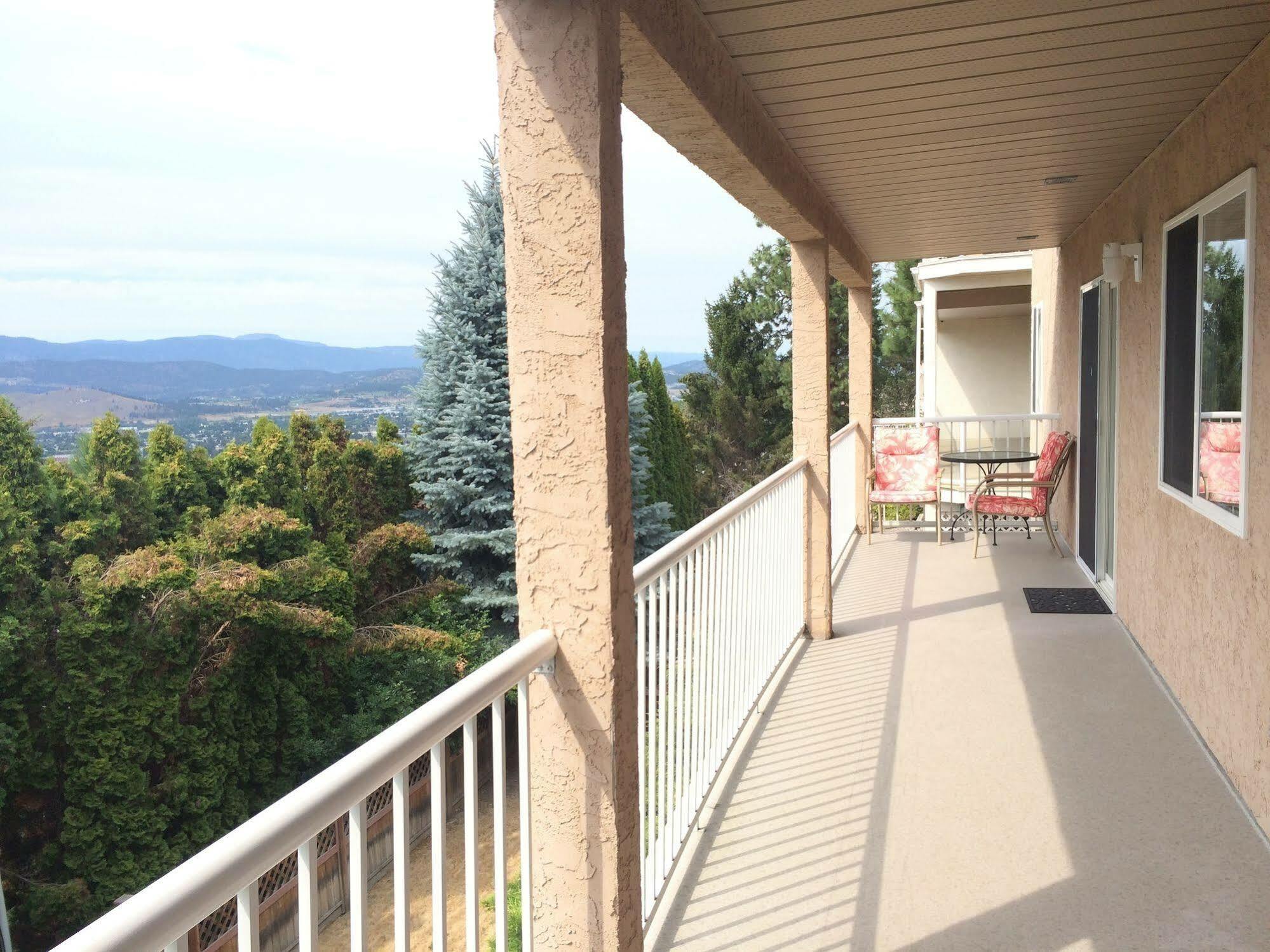 Acker Vacation Rentals Kelowna Exteriör bild