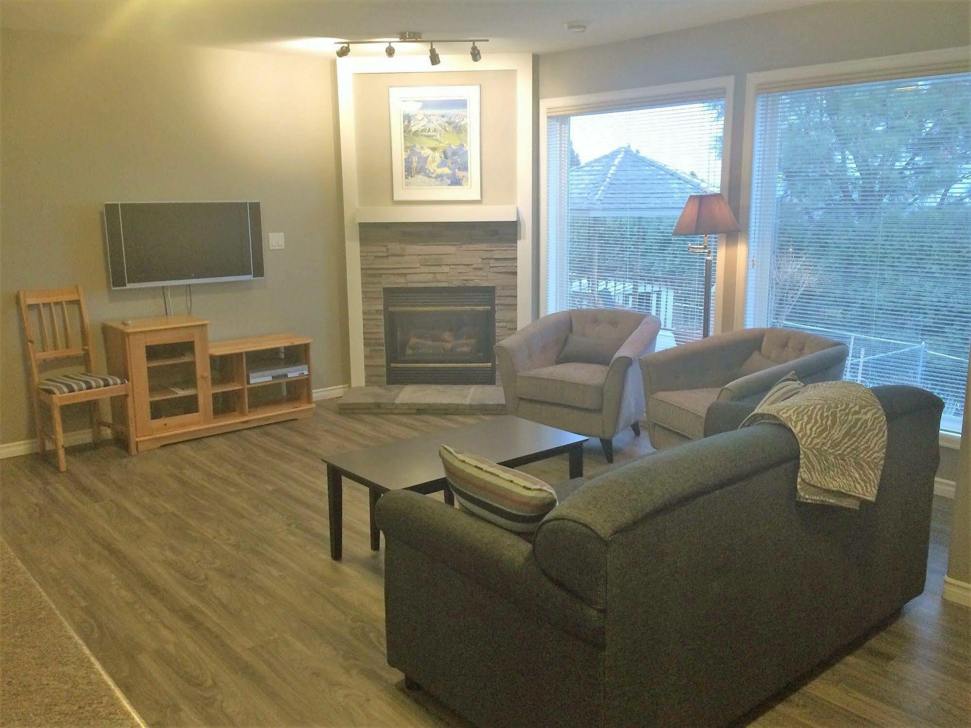 Acker Vacation Rentals Kelowna Exteriör bild