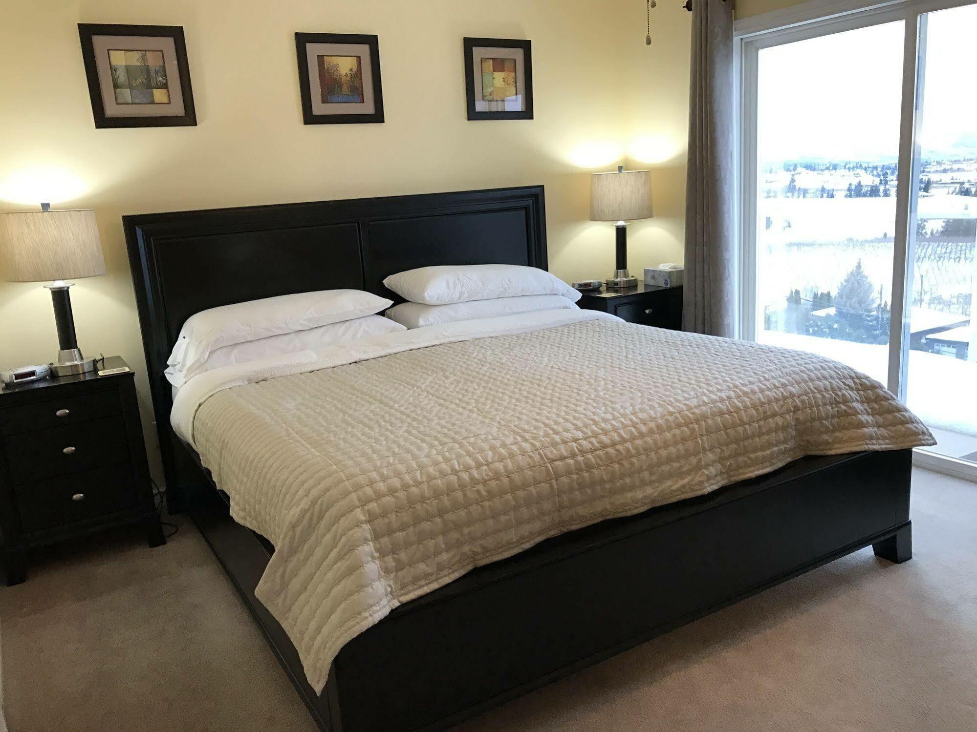 Acker Vacation Rentals Kelowna Exteriör bild