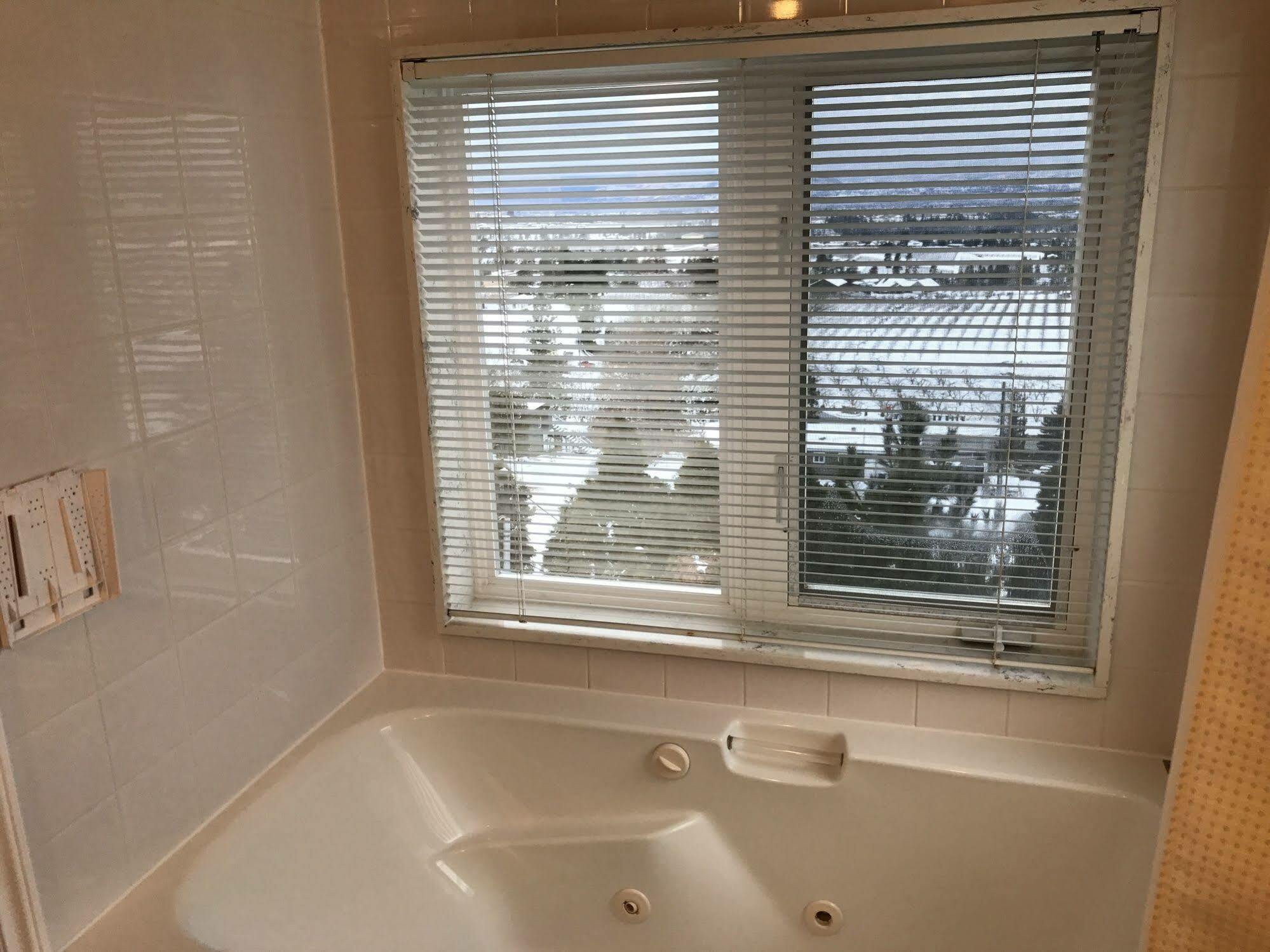 Acker Vacation Rentals Kelowna Exteriör bild