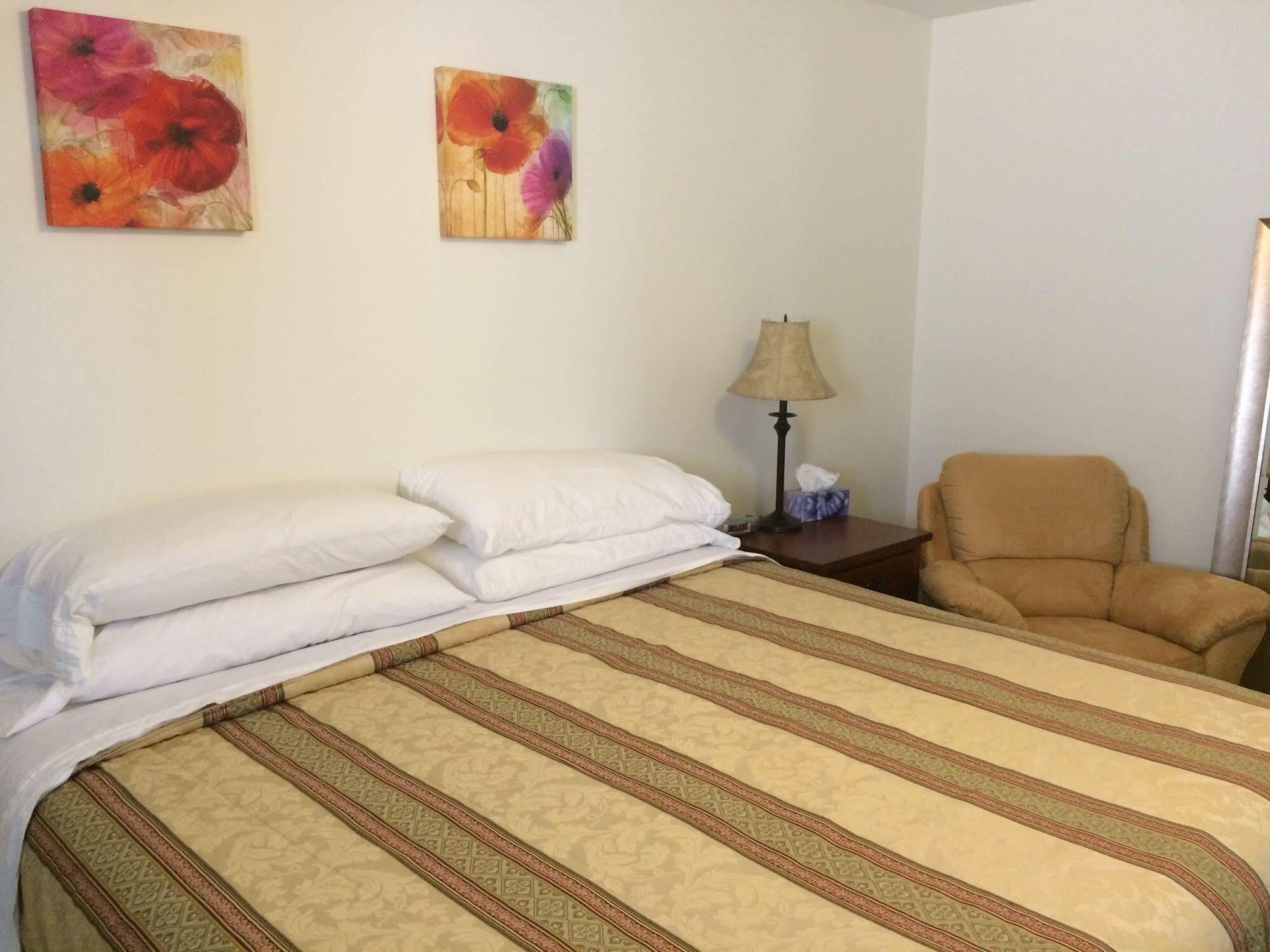 Acker Vacation Rentals Kelowna Exteriör bild