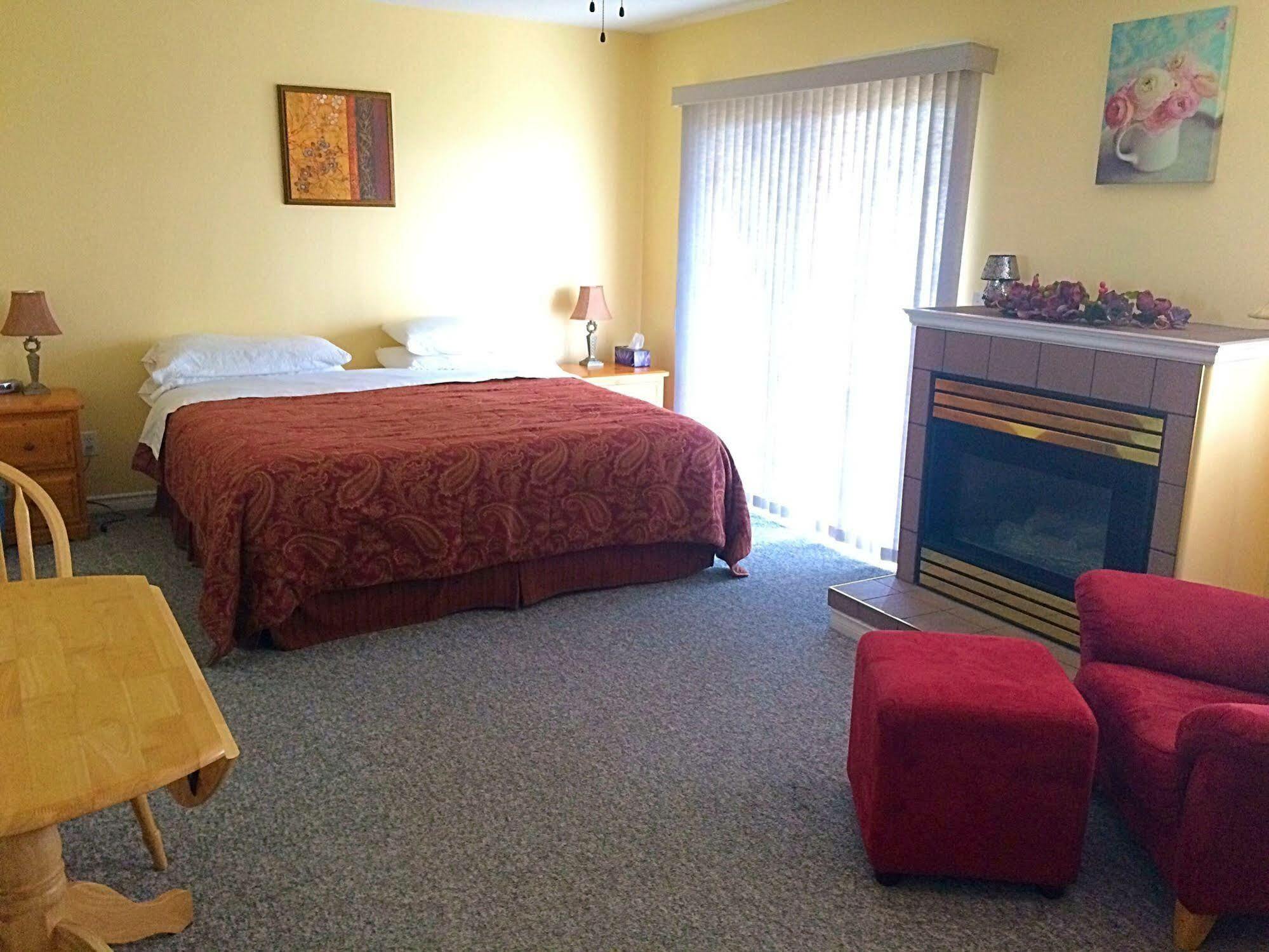 Acker Vacation Rentals Kelowna Exteriör bild