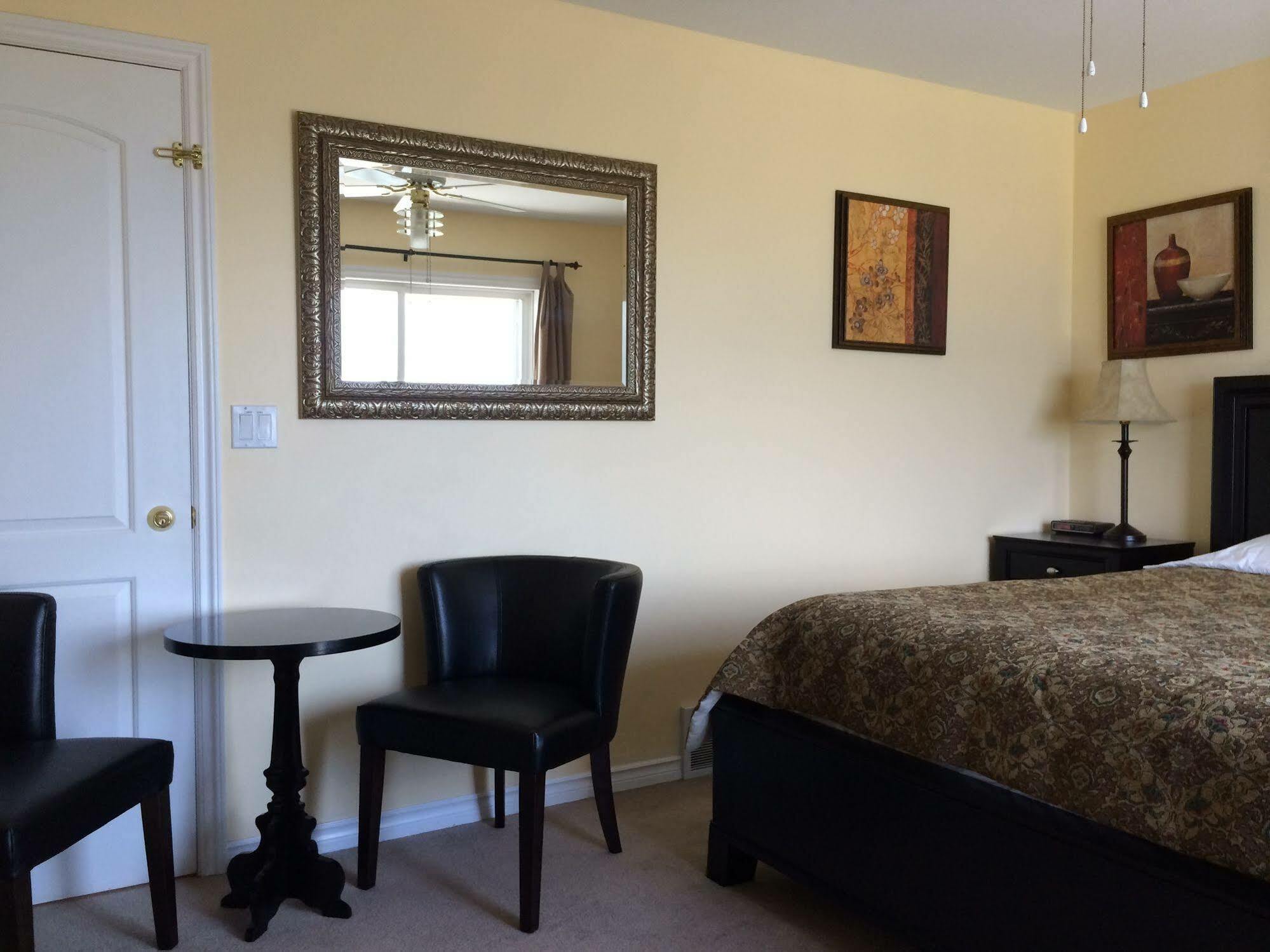 Acker Vacation Rentals Kelowna Exteriör bild