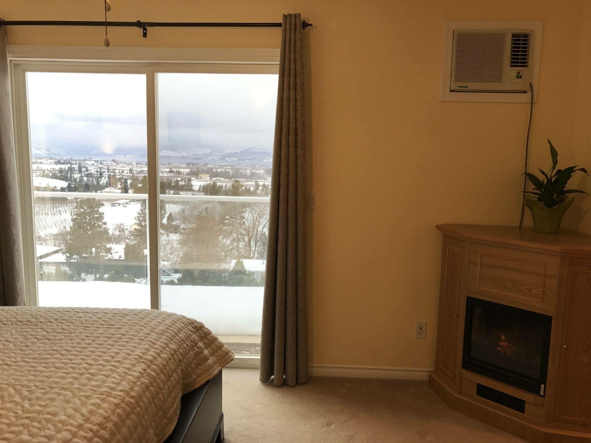Acker Vacation Rentals Kelowna Exteriör bild