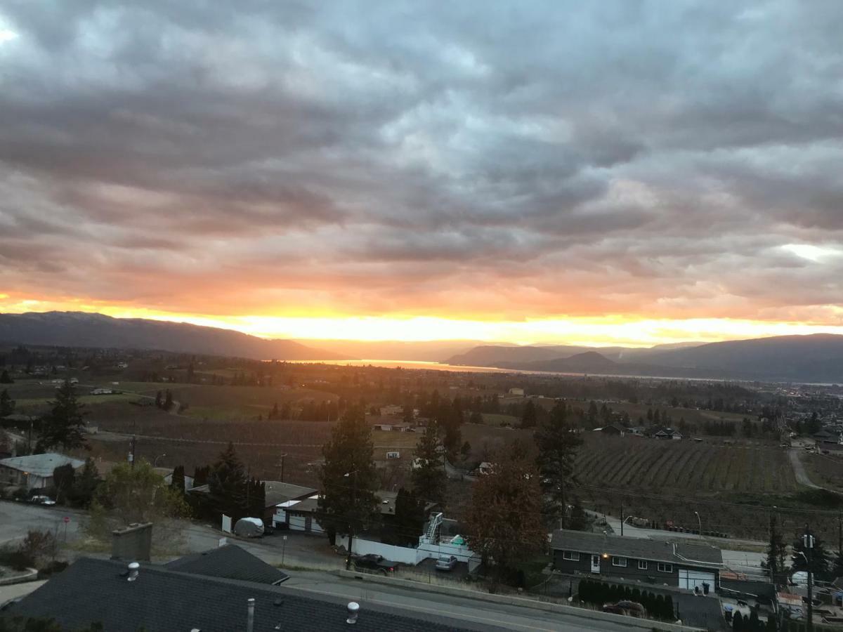 Acker Vacation Rentals Kelowna Exteriör bild